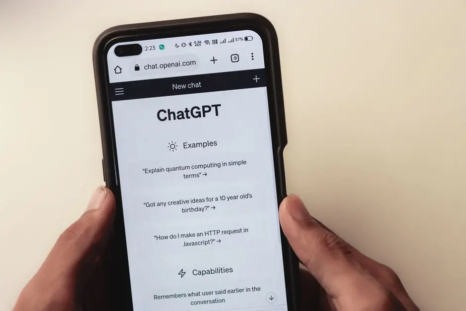 Layar ponsel menampilkan percakapan komunitas online tentang tren terbaru